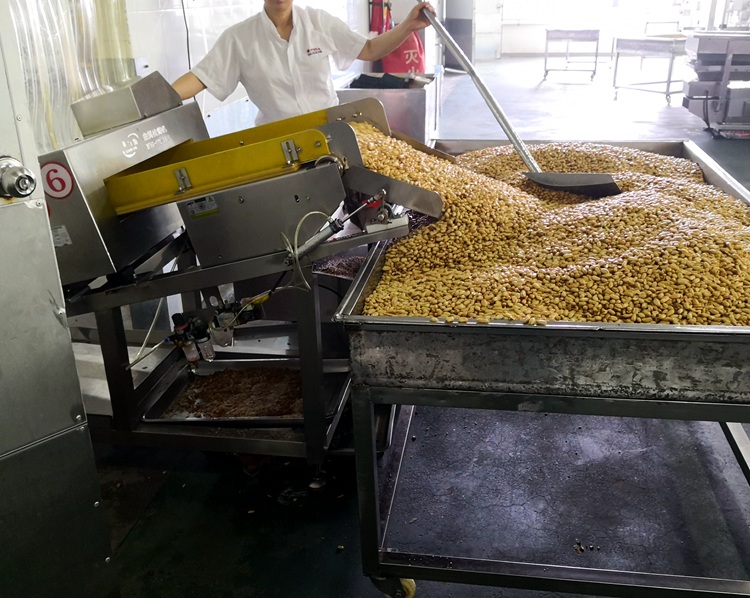 1562200889125154.jpg 傻二哥花生食品金屬檢測(cè)機(jī)使用現(xiàn)場(chǎng).jpg