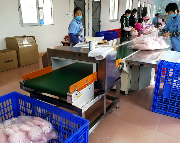 1562335803611359.jpg 源康毛絨玩具壓縮導(dǎo)入型金屬檢測機1.jpg