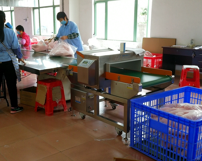 1562335817954590.jpg 源康毛絨玩具壓縮導(dǎo)入型金屬檢測機2.jpg