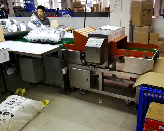 1562335827539627.jpg 源康毛絨玩具壓縮導(dǎo)入型金屬檢測機7.jpg