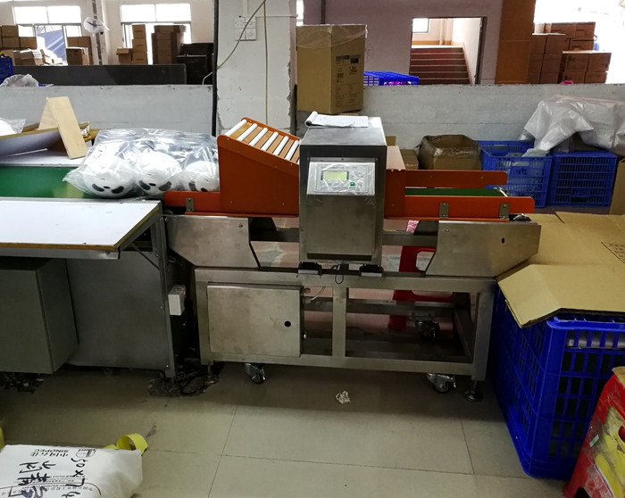 1562335895331129.jpg 源康毛絨玩具壓縮導(dǎo)入型金屬檢測機6.jpg
