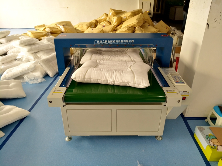 1600431646106855.jpg 抱枕枕頭輸送式檢針機(jī)1.jpg